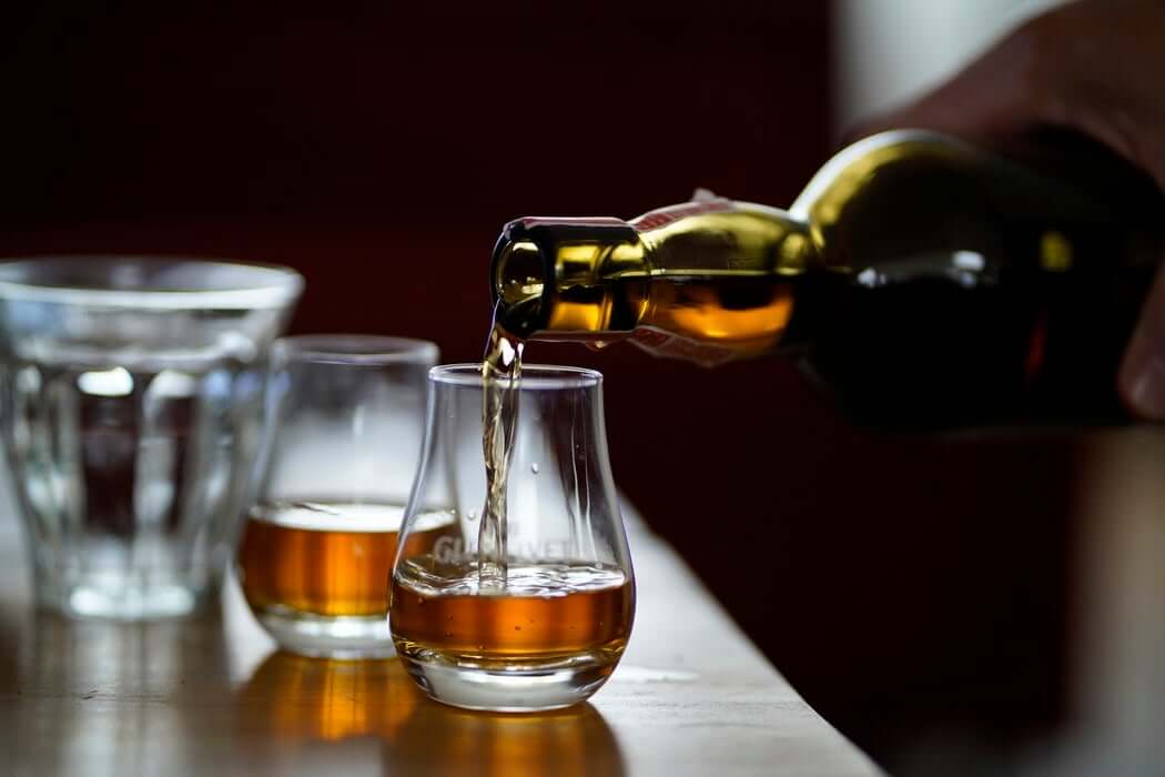 7 Tips for Drinking Whiskey in The Summer